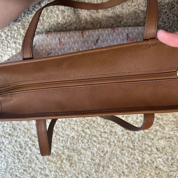 Michael Kors Aspen Limited Edition Tote Bag with Skiers and Snowboarders - Picture 4 of 9